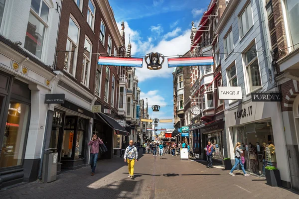 Locals en toeristen lopen in het centrum van straat — Stockfoto