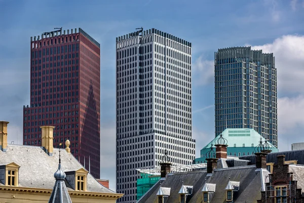 Mavi gökyüzü gününde modern binalar — Stok fotoğraf