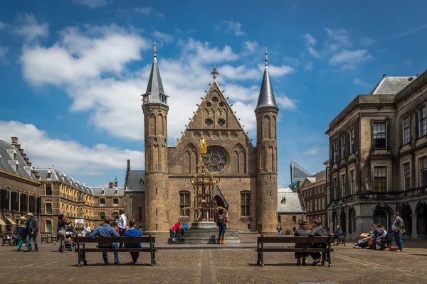 Turisté i místní poblíž hlavní kostel v Haagu — Stock fotografie