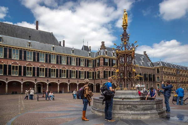 Místní obyvatelé a turisté užívat v Haagu downtown — Stock fotografie