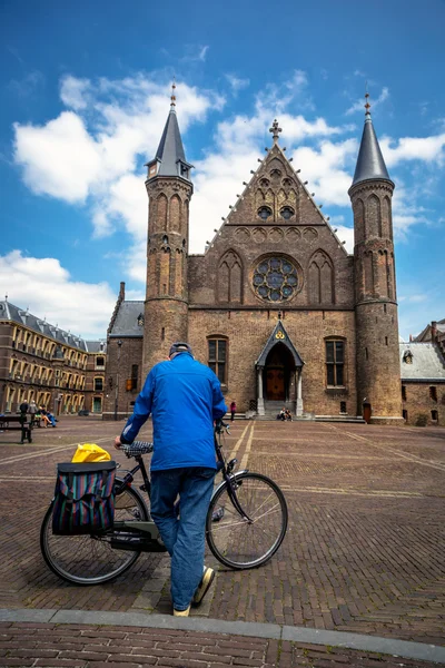 Muž s modrou bundu před kostelem — Stock fotografie