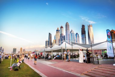 Yerel ve daha sonra öğleden sonra zevk turist