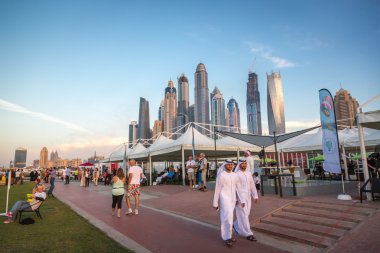 Yerel ve daha sonra öğleden sonra zevk turist