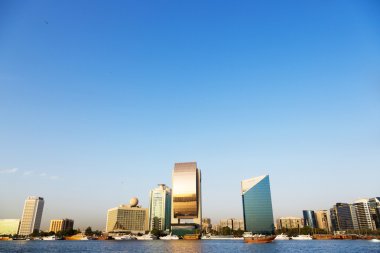 güneşli bir günde Dubai'nin eski silueti