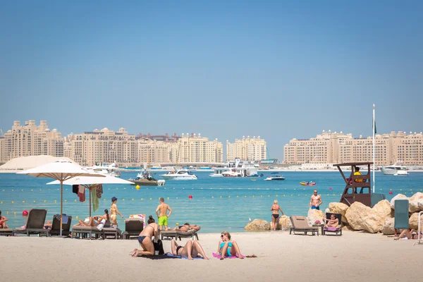 Tourists enjoying sunny day in beach — Stock Photo, Image