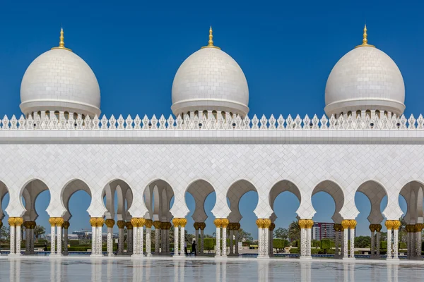 Grande Moschea in giorno di cielo azzurro — Foto Stock