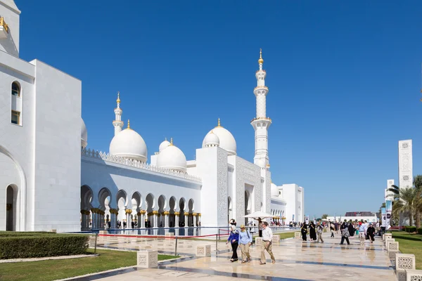 Turistů, kteří navštíví úžasné Grand Mosque — Stock fotografie