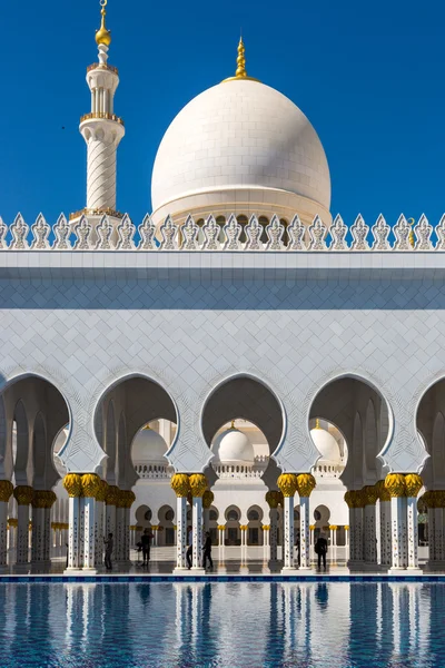 Turistů, kteří navštíví úžasné Grand Mosque — Stock fotografie