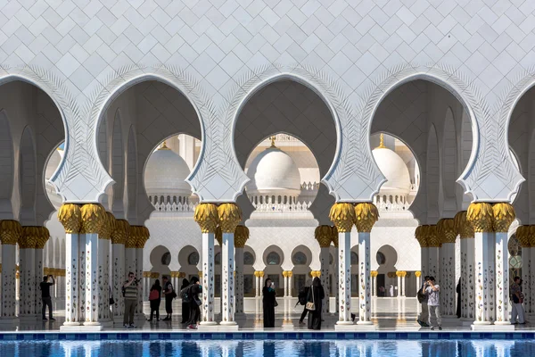 Τουρίστες που επισκέπτονται την καταπληκτική Μεγάλο Τζαμί — Φωτογραφία Αρχείου