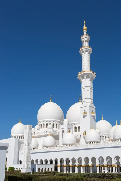 Grande Mesquita no céu azul dia — Fotografia de Stock