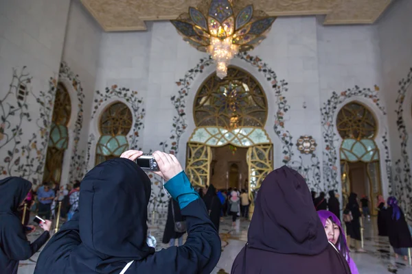 Turistler ve yerliler için Ulu Camii ziyaret