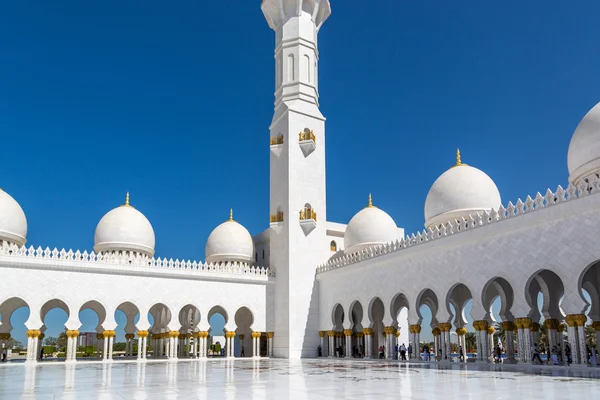 Grande Mesquita no céu azul dia — Fotografia de Stock
