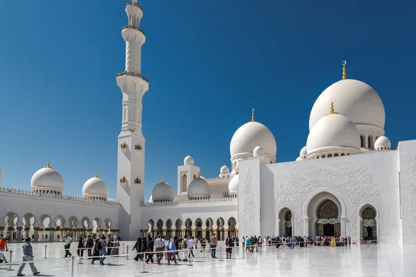 Turistas que visitam incrível Grande Mesquita — Fotografia de Stock