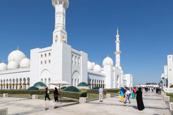 Turisti in visita sorprendente Grande Moschea — Foto Stock