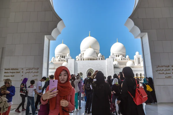 Turystów odwiedzających niesamowite Grand Mosque — Zdjęcie stockowe