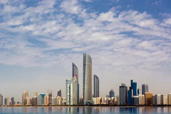 Az Abu Dhabi híres skyline — Stock Fotó