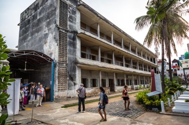 Mavi gökyüzü gün Tuol Sleng