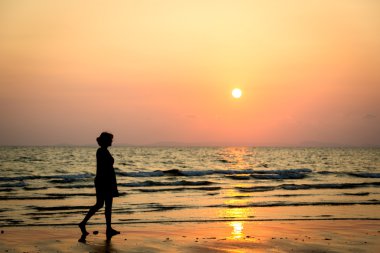 kadın gözlem renkli günbatımı