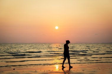 kadın gözlem renkli günbatımı