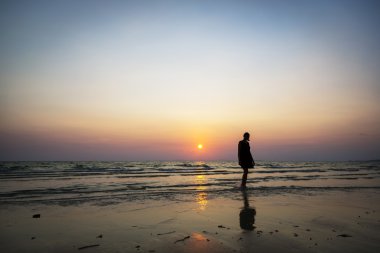 kadın gözlem renkli günbatımı