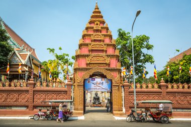 Phnom Penh'de bulunan düzinelerce tapınaktan biri