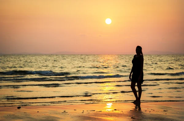 Jovem mulher observando o pôr do sol colorido — Fotografia de Stock