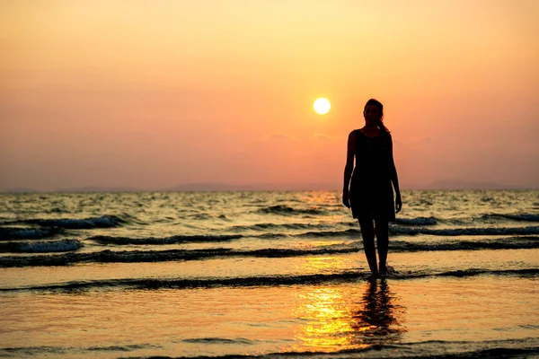 Frau beobachtet farbenfrohen Sonnenuntergang — Stockfoto