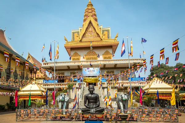 Uno de los docenas de templos ubicados en Phnom Penh —  Fotos de Stock
