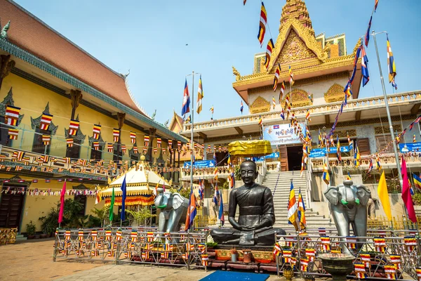 Uno de los docenas de templos ubicados en Phnom Penh —  Fotos de Stock