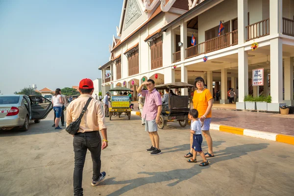 Touristen bei der Ankunft in einem Ticketgebäude in Angkor Wat — Stockfoto