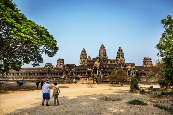 Turister och lokalbefolkningen njuter soliga dag — Stockfoto