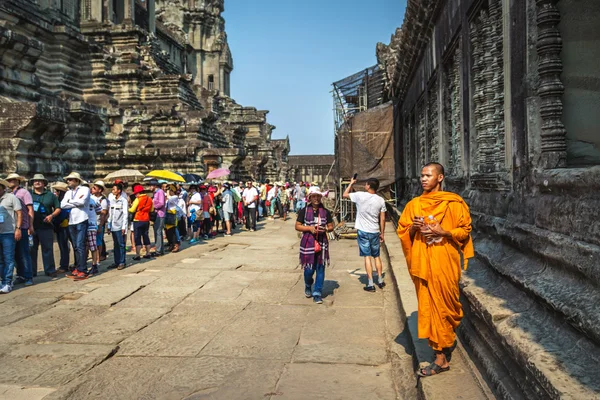 Grupp av människor som gick inuti Angkor Wat — Stockfoto