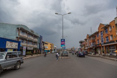Islı günde araba kullanan yerel halk