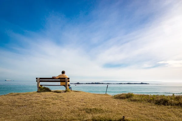 Homem desfrutando mar azul — Fotografia de Stock