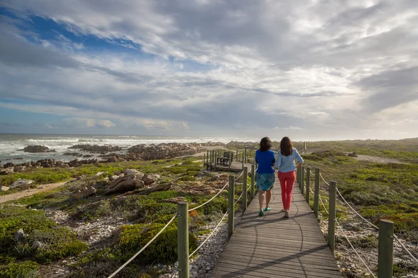 Pessoas caminhando em Cape Agulhas — Fotografia de Stock