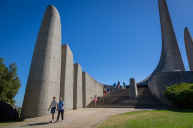 Afrikaans dil anıt yürüyen turist