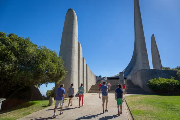 Touristen zu Fuß in Afrikaans Sprachdenkmal — Stockfoto