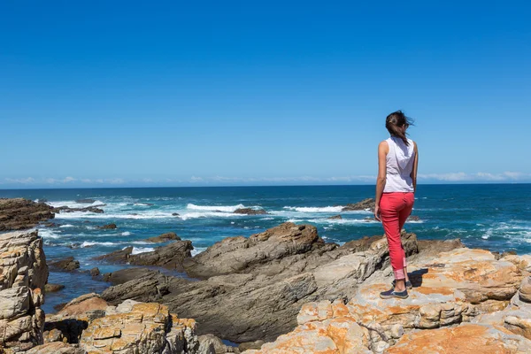 Mulher desfrutando de bela vista — Fotografia de Stock