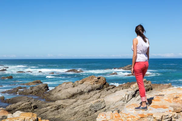 Mulher desfrutando de bela vista — Fotografia de Stock