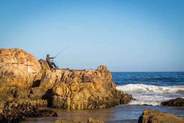 Güzel kumsalda siting adam — Stok fotoğraf