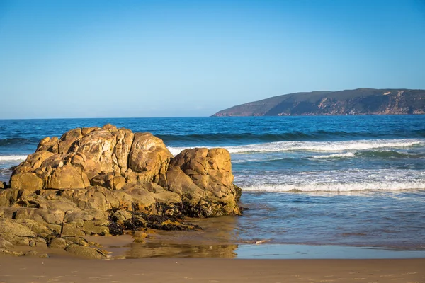 Bonita playa en un día soleado —  Fotos de Stock