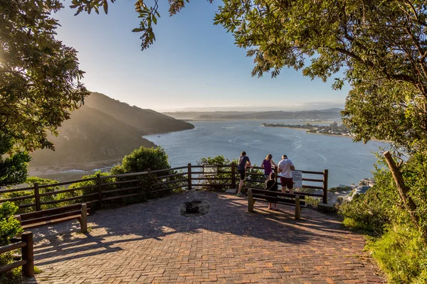 Turistas apreciando hermosa vista de Knysna —  Fotos de Stock