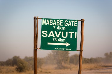 yön Savuti Parkı'na gösterilen işareti