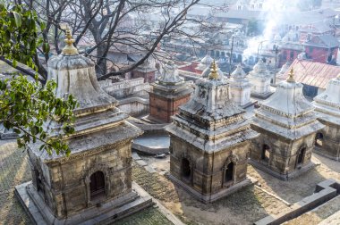 Pashupatinath Tapınağı'nda dolaşan insanlar