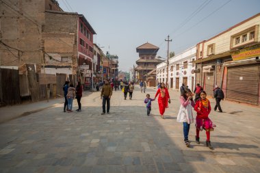 Büyük bir grup insan Durbar Meydanı'nda