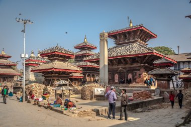 Durbar meydanında bir grup insan