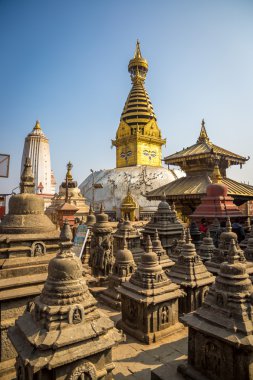 Katmandu tapınaklarında nice taş pagodalar