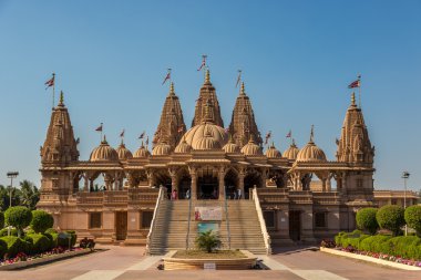 Mavi gökyüzü ile Hindu tapınağı