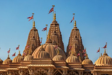 Mavi gökyüzü ile Hindu tapınağı