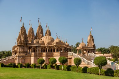 Mavi gökyüzü ile Hindu tapınağı